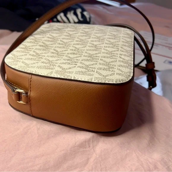 Michael Kors Houston Large Zip Crossbody Bag cream/tan retail $198 - Picture 7 of 12
